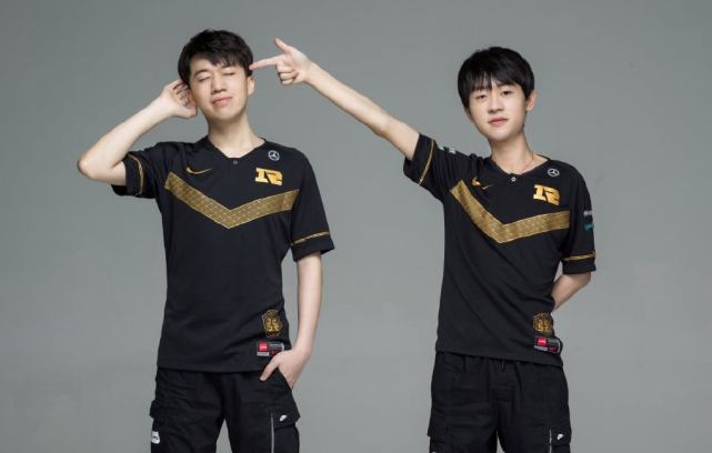 足球比赛的 足球比赛的