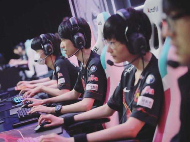 季后赛的首 季后赛的首